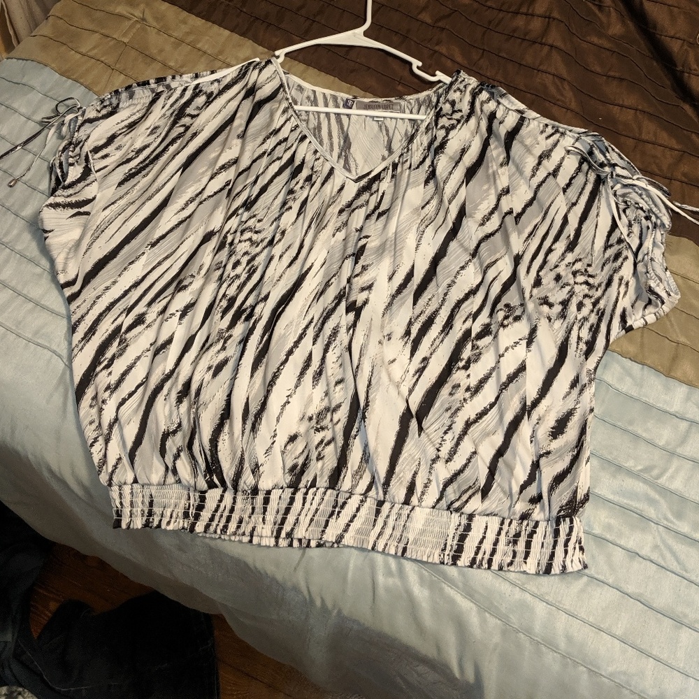 Open shoulder Jennifer Lopez shirt